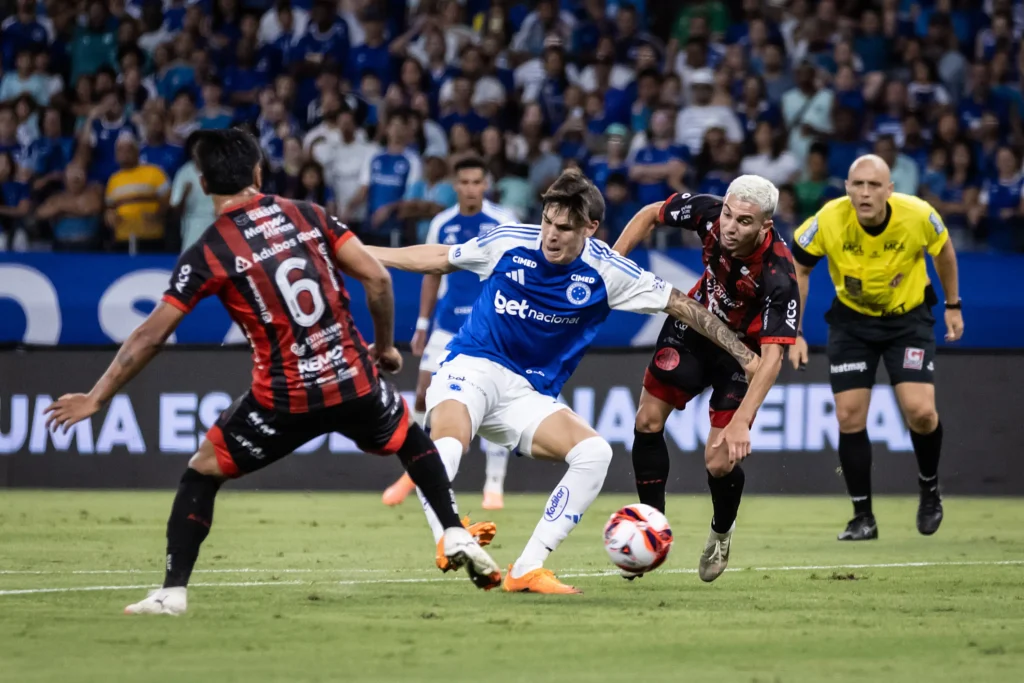 Tite inicia campanha com derrota; Cruzeiro perde para o Pouso Alegre no Mineirão
